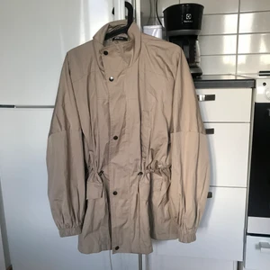 Parkas jacka  - Jackan är i M men kan passa både s och l för att den går att strama åt i midjan. Den är knappt använd endast några få tillfällen. 