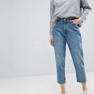 Taiki ballon jeans MONKI - Jättefina blå jeans (TAIKI) från monki i storlek 25, jättebra skick! Bild 1 och bild 2 är fortfarande på samma jeans men i olika ljus men skulle säga att den sista bilden liknar jeansen i verkligheten mest. Jag köpte dem för 400kr😊