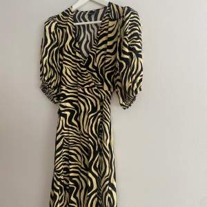 Säljer denna superfina klänning från Gina tricot i ett zebramönstrat tyg. Klänningen är endast använd vid två tillfällen och är därför i mycket bra skick! Inköpt för 450kr🤩