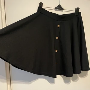 Kjol från Boohoo  - Lösare kjol från Boohoo. Kjol är över knähöjd. Fint skick