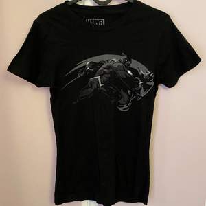 Black panther t-shirt som är snålt använd, och i fint skick🌸 Frakt: 24kr📦