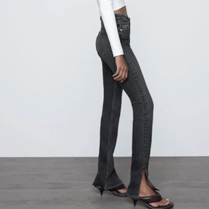 Jeans från Zara - Helt nya jeans från Zara (prislappen sitter fortfarande kvar), storlek 32. Säljer pga av att dem inte passade mig. Nypris : 359kr, lånade bilder från hemsidan då byxorna inte passar mig.                                                                       Köparen står för frakten💕