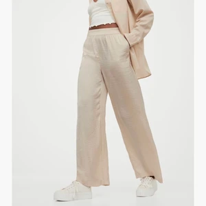 Linnebyxor  - säljer lina Jättefina linnebyxor från hm. Säljer pga att ja har flera liknande. 