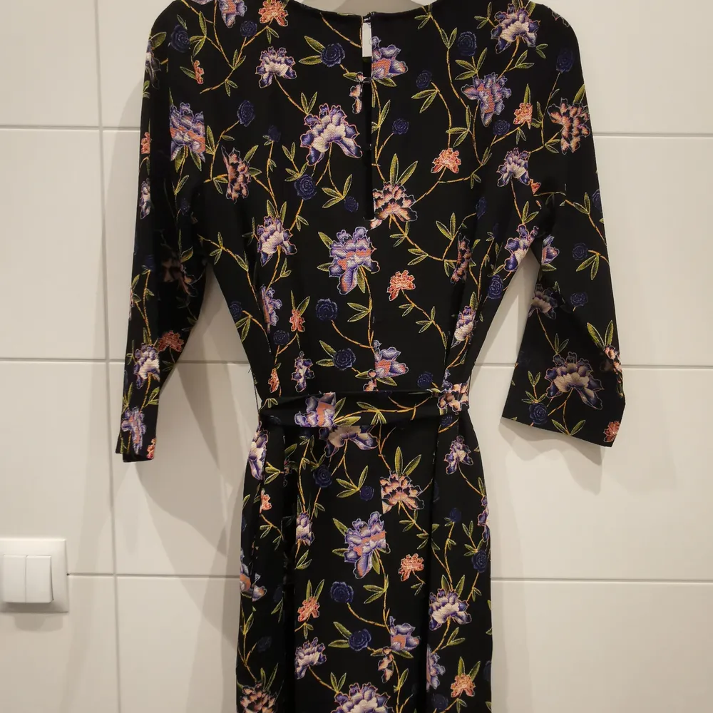Svart, blommig klänning från H&M i storlek 36 🌸 Använd 2 gånger 🥰 Frakt tillkommer 💕. Klänningar.