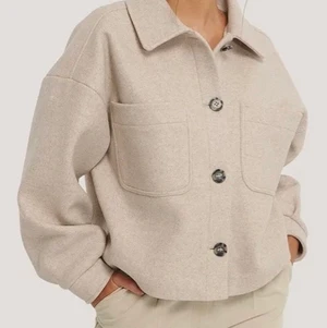 Beige oversized jacka  - Helt ny super fin oversized jacka i den perfekta beiga färgen. Köpt från NAKD nypris 799kr. Storlek 34. Mitt pris 250