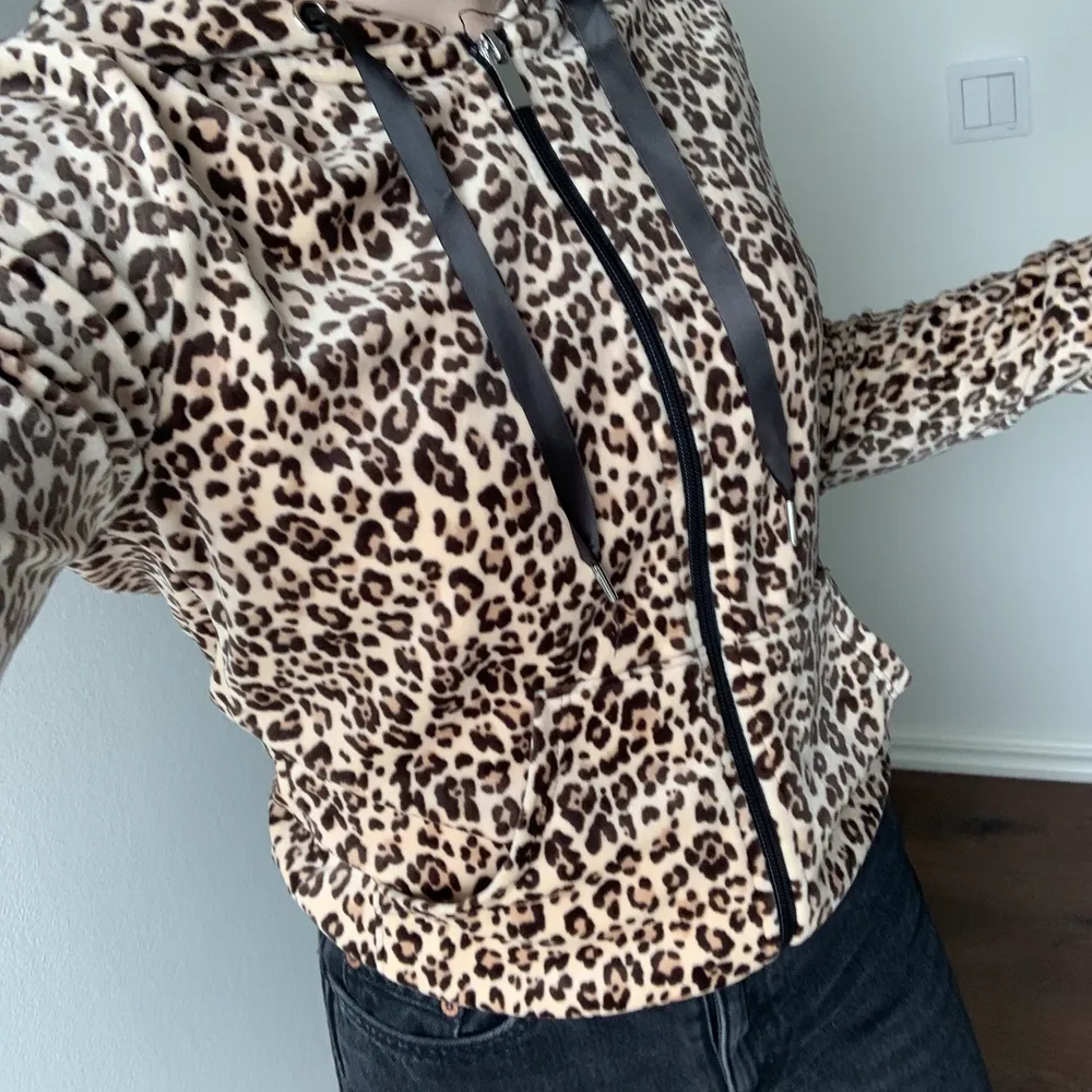 Säljer denna leopard ziphoodie pågrund av att det inte riktigt är min stil, använd fåtal gånger så den är som ny, köparen står för frakten! 💞💞. Tröjor & Koftor.