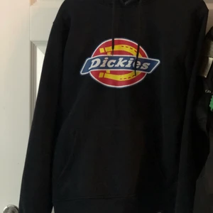 Dickies hoodie - Måttligt och sparsamt använd. Inga slitningar på märket eftersom att jag har vart jätte försiktig när jag tvättat den. Garanterar en snabb affär och bild/videobevis när jag skickar 🌷