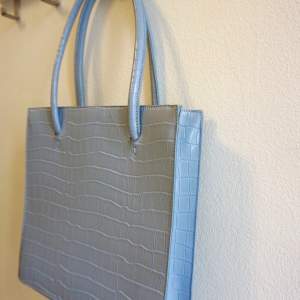 En ljusblå väska från min tidigare egna webbshopp. Höjd: 29 cm, bredd: 28 cm. 