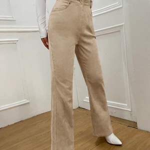 Sköna, beiga byxor - Storlek S, var tyvärr för små för mig. Jättefina byxor i skönt material. Aldrig använda. (Bilder från hemsidan, kan visa fler bilder vid förfrågan) 150 kr (+ frakt 66 kr om paketet önskas att skickas)
