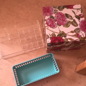 Förvaringsbox & Sminkförvaring!! - Superfin Makeup organizer för smink, och en förvaringslåda och 2 små förvaringslådor. Allting säljes tillsammans för 170 kr. Förhandlingsbart vid snabb affär! 