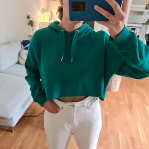 Croppad hoodie - Avklippt hoodie från Monki, storlek S men lite oversize