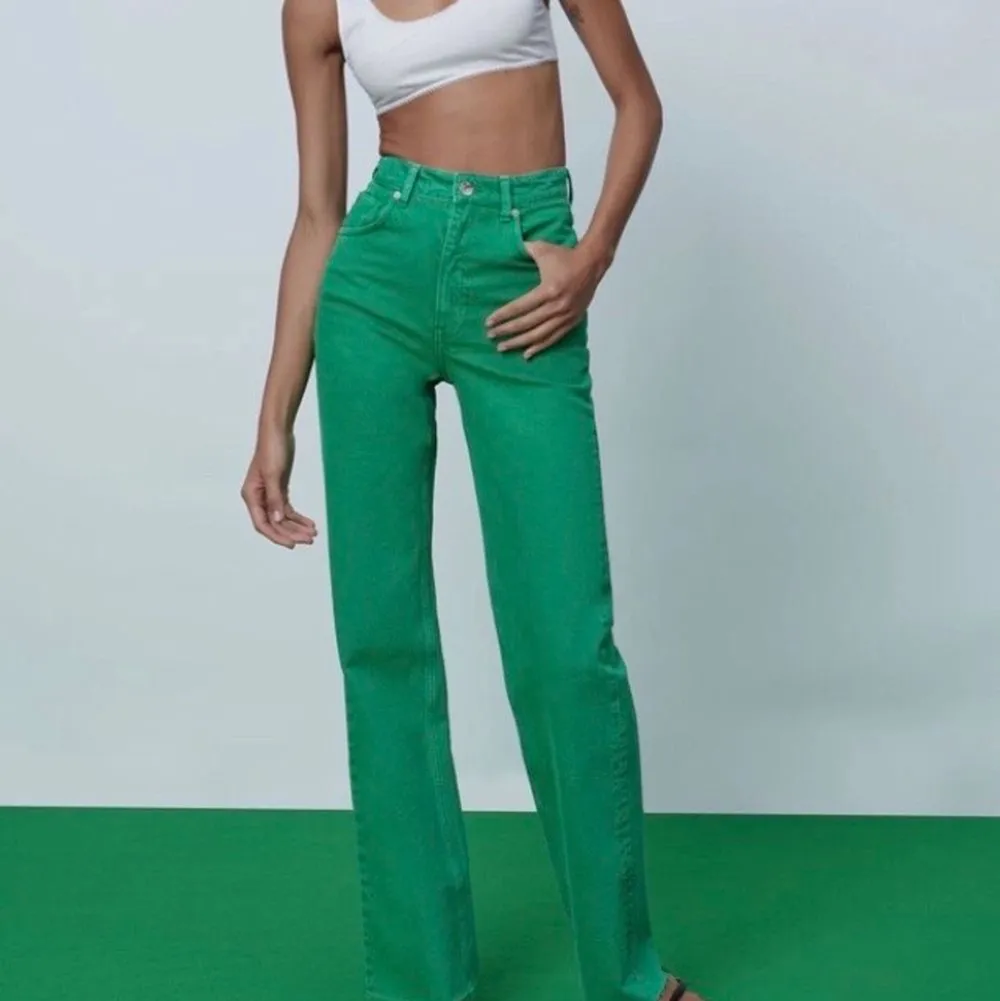 Gröna jeans från zara. Kommer ej till användning därför säljes. Skriv privat för mer bilder. Lägg bud sedan tillägs frakt☺️☺️. Jeans & Byxor.