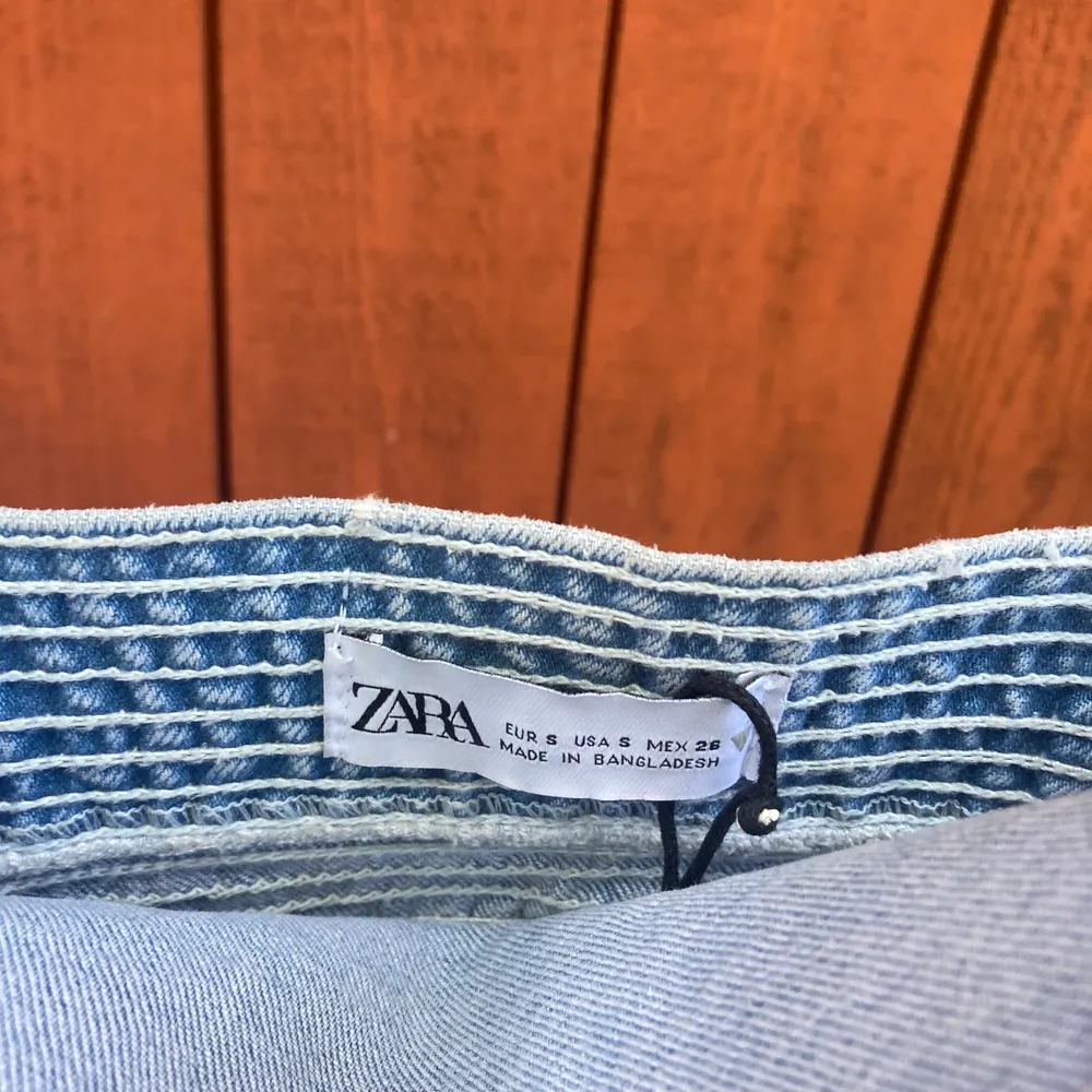 Söt jeansklänning från zara i storlek S från zara! . Klänningar.
