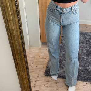 Snygga ljusa jeans från Monki i modellen Yoko. Storlek 27, tyvärr en liten skada längst ner på jeansen då det slitits eftersom de är för långa för mig (därav lägre pris).