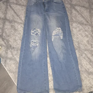 Wide jeans💙 - Snygga wide jeans🤍, passar till allting🌸, bra skick, skriv för frågor och fler bilder 🥰