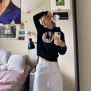 Converse hoodie - Säljer min superfina svarta conversehoodie! Den är i helt nyskick och har inga defekter över huvudtaget❤️ Inga hål, fläckar, slitningar eller annat tecken på användning! Tyget har inte nopprat sig alls och är därmed aldelles lent! Den är i st M men passar mer som XS/S.
