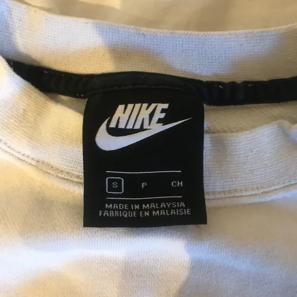 Jette fin Nike sweatshirts bra skick ny pris 549kr köptes för 2 år sedan på stadium. Säljer pågrund av att den inte kommer till användning 😙 obs❗️ köparen står för frakten 📦 pris kan diskuteras. Tröjor & Koftor.