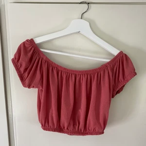 Croptop - Toppen är från GinaTricot! Knappt använd! Funkar perfekt till ett par höga jeans!
