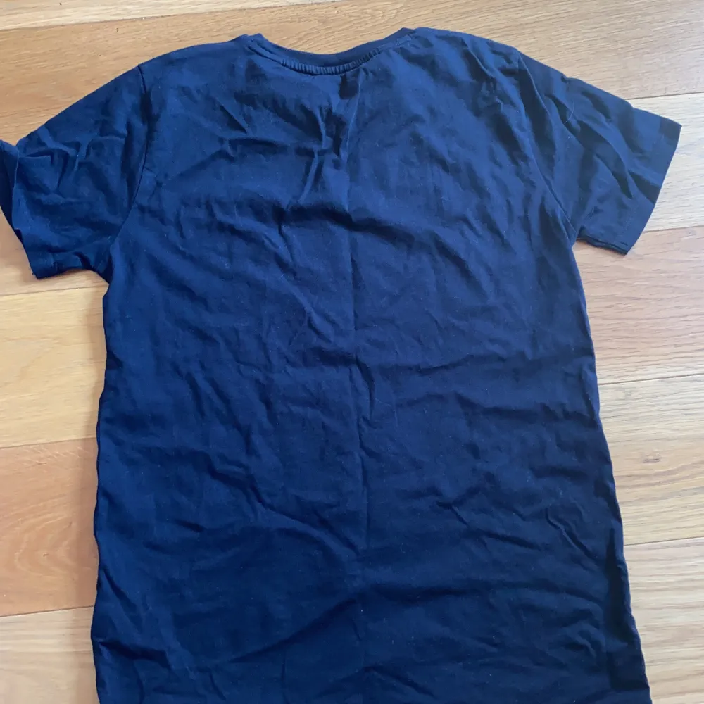 Köpt för bara ett år sen från kidsbrandstore, mörk blå färg (unisex. T-shirts.