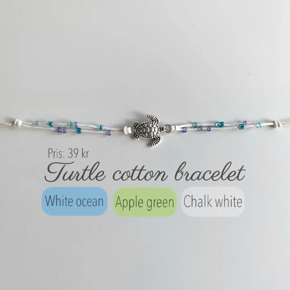 🐢Turtle cotton bracelet🐢 Ett nytt badvänligt armband i vaxad bomull🙉 Det finns tre färger att välja mellan💙💚🤍(se bild nr 2). Standard storleken är barn/dam. Om annan storlek önskas så är det bara att nämna det❣️ Färgen ”White ocean” syns på bild 1 och 2 (kostar 49kr). ”Chalk white” är samma fast utan glaspärlor (39kr). ”Apple green” syns på bild 3 (39kr). Accessoarer.