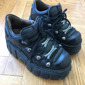 New Rock Black Tower - Platformskor från New Rock! Riktigt bekväma och snygga. Storlek 37. Bra skick men använda några gånger! Osäker på fraktpriset, kanske blir billigare men kollar när de ska säljas.