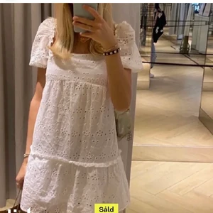 Klänning  - Säljer nu min så fina klänning från hm! Skriv privat för fler bilder💘 Budgivning om fler intresserade! 