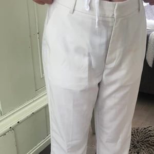 Vita kostymbyxor - Vita kostymbyxor med knapp synlig fläck på låret säljer pga att de var för korta på mig