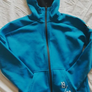 Adidas zip hoodie med tryck där bak.  - Stl xs el 128..( Antagligen barnstorlek) MKT gott skick. 