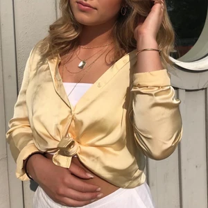 Ljusgul satin skjorta  - Fin ljusgul satin skjorta från Nakd i storlek S