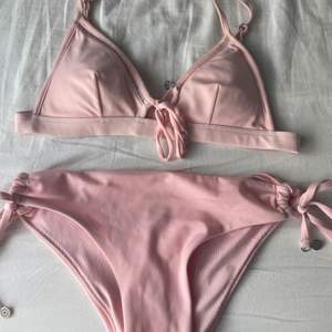 Rosa söt bikini, finns en liten fläck som knappt syns på underdelen, skriv för tydligare bild på det!💗