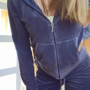 Juicy Cutoure set - Jätteskönt och snyggt velour-set från Juicy Cutoure   Välanvänd och lite sliten på något ställe (se bild). Står L på överdelen och antar att detsamma gäller för underdelen. Eftersom jag oftast har S/M skulle jag säga att åtminstone överdelen är liten (mer som M) i storleken, men byxorna går att snöra åt i midjan och därför har de funkat för mig.   Byxorna är vida i benen i rak modell med låg midja och är ett typiskt Juicy Cutoure set.