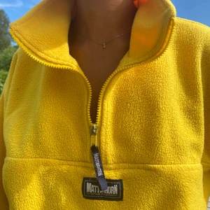 Färgglad fleece  - Supermysig fleece med fickor från Matterhorn! Den går att justera storleksmässigt med ett snöre längst ner beroende på hur man vill att den sitter! 