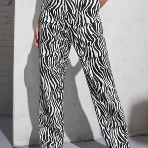 Zebra printed byxor - Dessa byxor är köpta ifrån shein, och de är i storlek L/M endast för att de var små i storleken. Jag är egentligen en M möjligtvis S, så ha i åtanke att de är små i storleken🥰💓