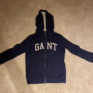 GANT kofta - En mörkblå Gant kofta i storlek S. Sjukt fin men används aldrig.