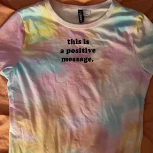 Tie dye tröja - Super gullig tie dye tröja med texten ”this is a posetive message”. Köparen står för frakten☺️