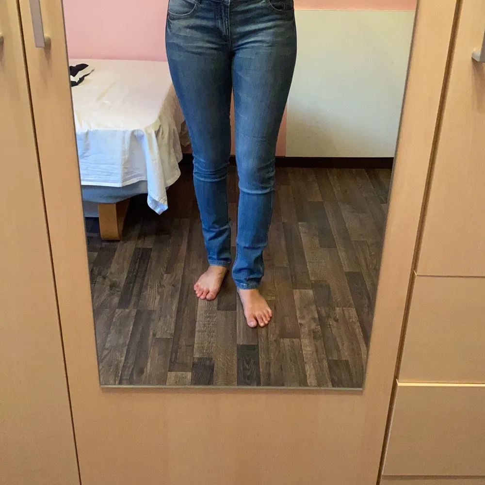 Ljusblå raka jeans. Helt oanvända, endast provad. Storleken är rätt så stor och kan passa som XS. Lägg märke till att jeansen är för små för mig och därför inte sitter fint.  I nyköpt skick. . Jeans & Byxor.