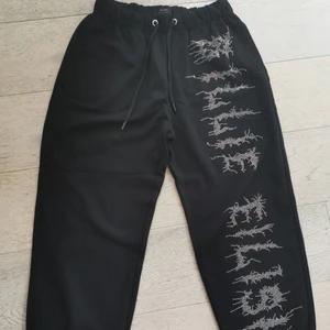 Joggers - Billie eilish merch från 2019 med berskha! Så snygga men alldeles för små för mig): därför aldrig kommit till användning storlek M men passar S också💖