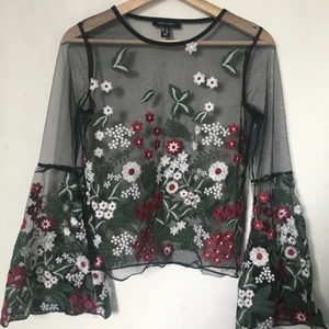 Blommig topp/blus - Snygg topp/blus i mesh-tyg med pösiga ärmslut från New Look, storlek 36. 