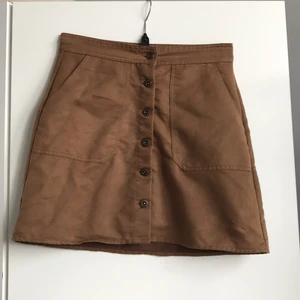 Lager 157: Brun mockakjol med knäppning - Superfin och bekväm kjol från lager 157 med fickor i utilitystil. Använd ett fåtal gånger. Hade tagit bättre outfitbild om den fortf passade men de andra bilderna är från idag 💖