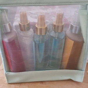 Victoria secret body mist! - Body mists ifrån Victoria secret helt oanvända, vid köp av alla 5 så ingår necessären. 1 för 125 kr.