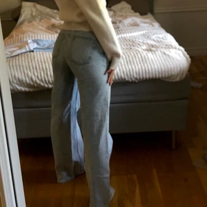 Yoko jeans light blue  - Säljer dessa Yoko jeans light blue från Monki i storlek 26 pga att dom inte används! Super fint skick och snålt använda. Nypris 400, säljer för 250 eller högsta bud 