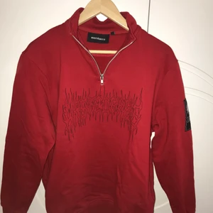 WastedParis Röd Sweatshirt - 9.5/10 skick, använd typ 5 gånger, sitter tajt M