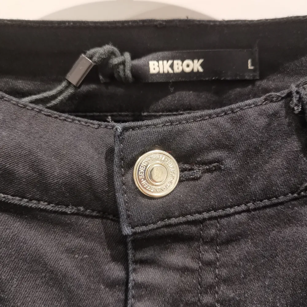 Svarta jeans från BikBok i storlek L. Sitter rätt på alla ställen och är väldigt bekväma 🤗 Frakt tillkommer 💕. Jeans & Byxor.