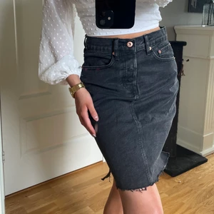 Grå kjol - HELT NY! Lite för stor för min smak🖤 aldrig använd ((säljer ÄVEN tröjan))