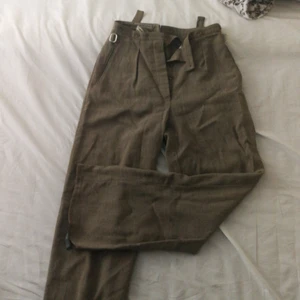 Vintage kostymbyxor, Armani  - Vintage byxor från Armani från ca 70-ta. Storleken säger 42 men de är väldigt små och passar nog bättre på 36-38. 