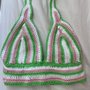 Virkad Halterneck topp - ⚠️SÄLJER IGEN EFTERSOM ATT BUDGIVARE EJ VAR KONTAKTBAR ⚠️  Denna fina halterneck topp inspirerad av den kända ”pinterest klänningen” har jag precis virkat, tyvärr var den förstor för mig och har därför bara provat toppen- alltså i toppskick. Passar de flesta storlekar ( S-L ) då den är justerbar både i midja och nacke. Väldigt trendig och somrig! Virkar även denna modellen i flera olika färger kontakta för mer info💕💞