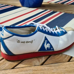 vintage le coq sportif skor - Skit snygga vintage skor från le coq sportif i okej skick säljs för 1000-1500 i andra hand                            köparen står för frakt!
