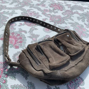 Nunoo väska🖤 - Väskan är i väldigt bra skick, inte använd så många gånger. Väldigt väldigt rymlig!!! Ordninare pris 1499kr.    Längd: 24cm, höjd: 16cm, bredd: 10 cm. Älskar den men måste sortera ut väskor :((((((