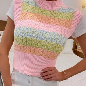 Stickad väst - Lånade bilder❗️ en skitsnygg stickad topp i storlek M! Oanvänd! Skriv för mer info eller bilder🌈🌈