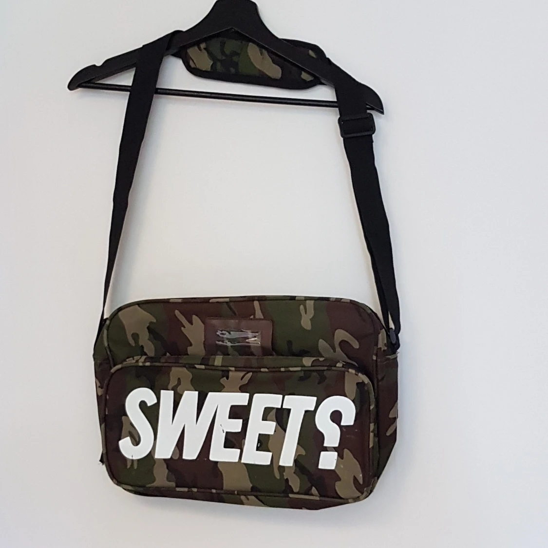 SWEET SKTBS camouflage axelremsväska